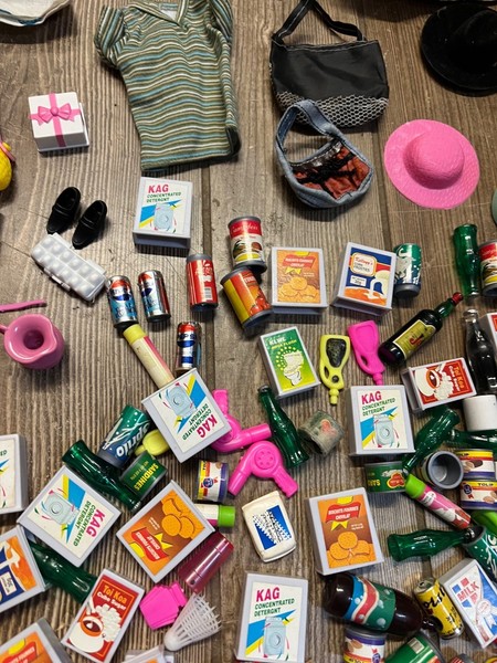 Lote Grande de Ropa y Accesorios para Muñeca Barbie Zapatos, Campamento, Comida Mattel Mezcla de Herencia 5