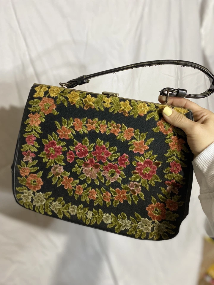 Bolso sin asas vintage de tapiz floral negro Verdi de los años 40 con asas de cuero Foto 2 de 4