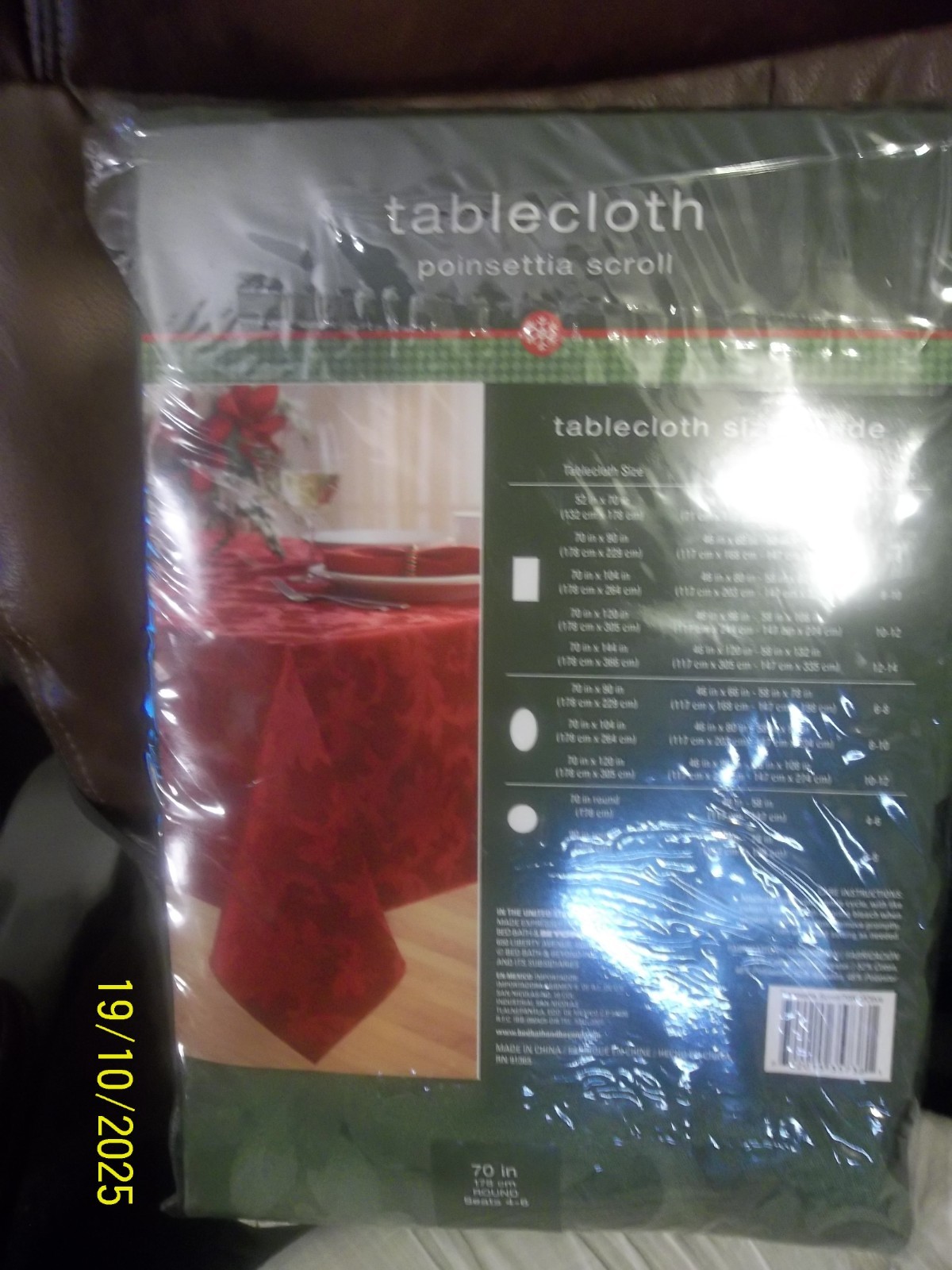 BED BATH & BEYOND~POINSETTA SCROLL~JACQUARD 70" ROUND TABLECLOTH~CHRISTMAS GREEN