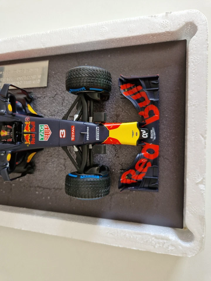 Minichamps 1/18 Red Bull Renault RB12 D. Ricciardo - Brazil 2016 - 117161203 - Image 3 of 4