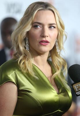 kate winslet green dress Winsle Posing 8x10 Picture Celebrity Print NPU-Nino-202303