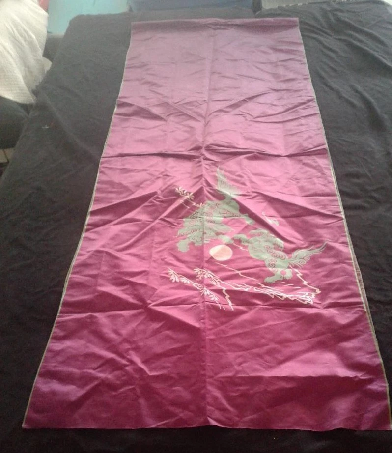 Antiguo panel bordado chino con perros foo (leones guardianes) Foto 4 de 4