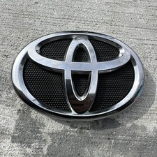 2007-2010 Toyota Camry Front Grille Emblem Badge 75311-06060 Chrome Oem 2007-2010 Toyota Camry Front Grille Emblem Badge 75311-06060 Chrome Oem