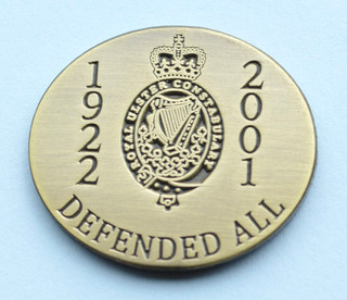 Vintage RUC Royal Ulster Constabulary 1922 2001 DEFEND ALL Krawatte/Anstecknadel Abzeichen