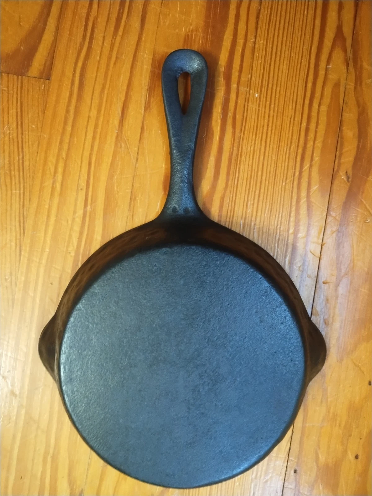 Vintage Unknown Hammered #3 Cast Iron Skillet