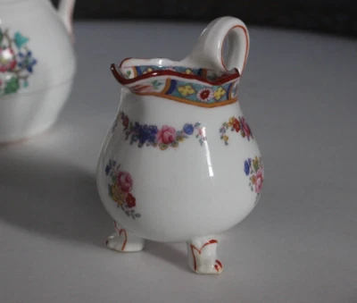 Pot à lait ou crème, tripode en porcelaine Minton, anglaise, décor A4807, XIXe - Photo 1/4