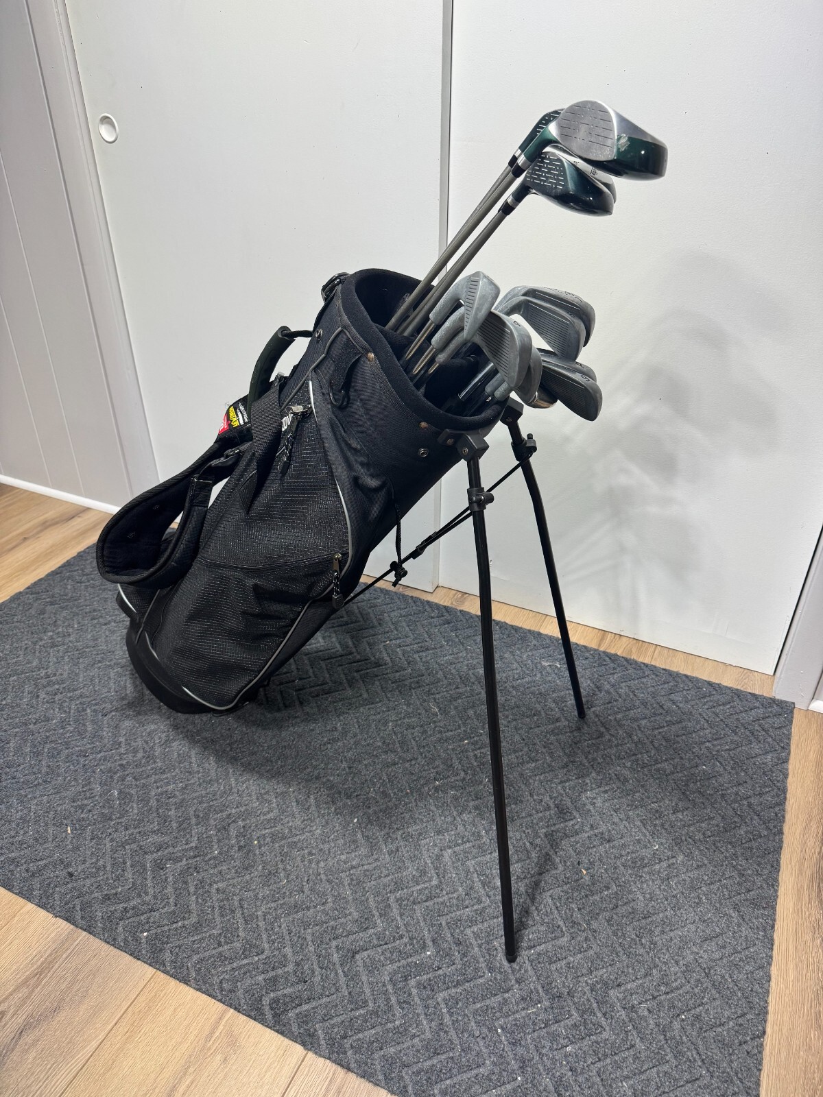 Set W/ Tour Edge Woods & Wilson Stand Bag - 14 Clubs - R Fle