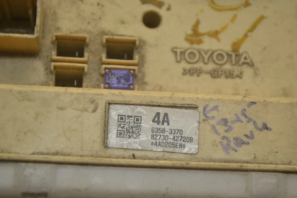 Toyota RAV4 2013-15 Multiplex caja de fusibles conexiones BCM 8273042720B módulo 410-16a2 Foto 3 de 4