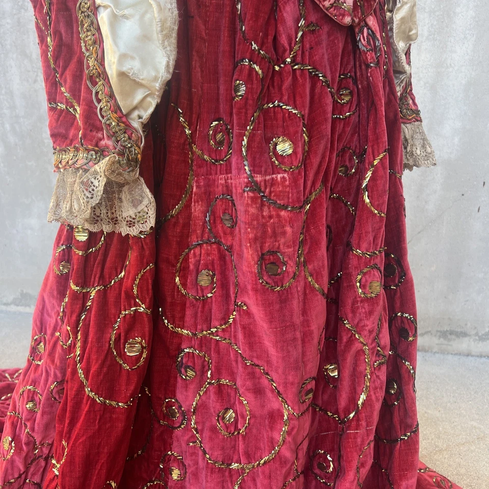 Vestido de trem antigo vitoriano de veludo vermelho da década de 1860 bordado de metal dourado vestido de palco - Imagem 3 de 4