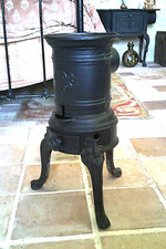 Ancien petit poële à charbon en fonte. Hauteur 47,5 cm. Très bon état.