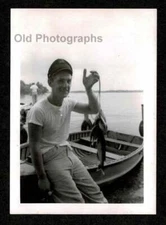LAKE ROWBOAT FISHERMAN STRINGER PANFISH OLD/VINTAGE PHOTO SNAPSHOT- C577
