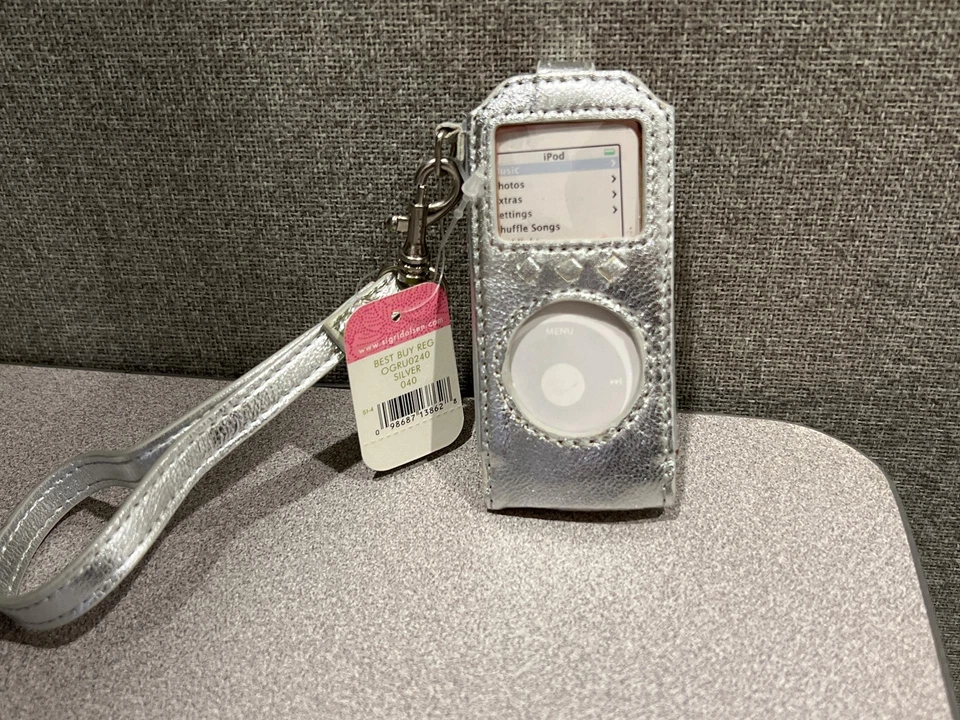 Estuche para iPod Sigrid Olsen cuero plateado 4 x 2 x 1 Foto 3 de 4