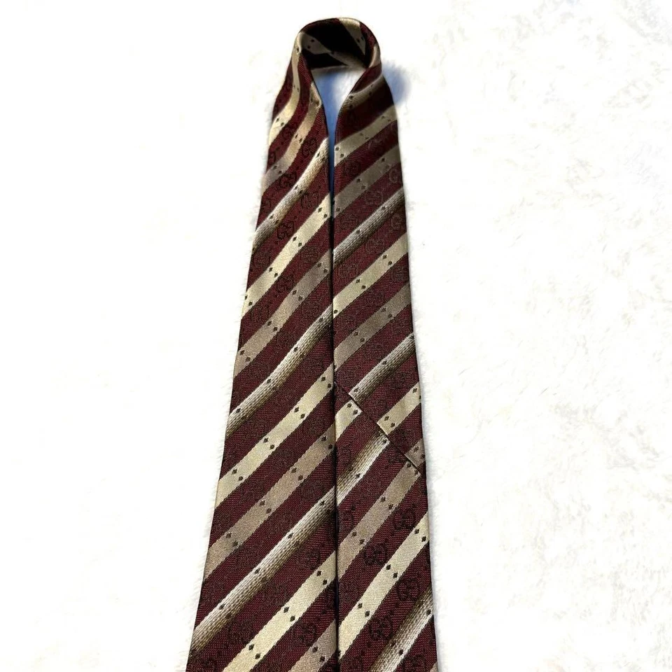 Cravatta Gucci nuova mai usata a righe bordeaux rosso argento 100% seta Made ... - Immagine 3 di 4