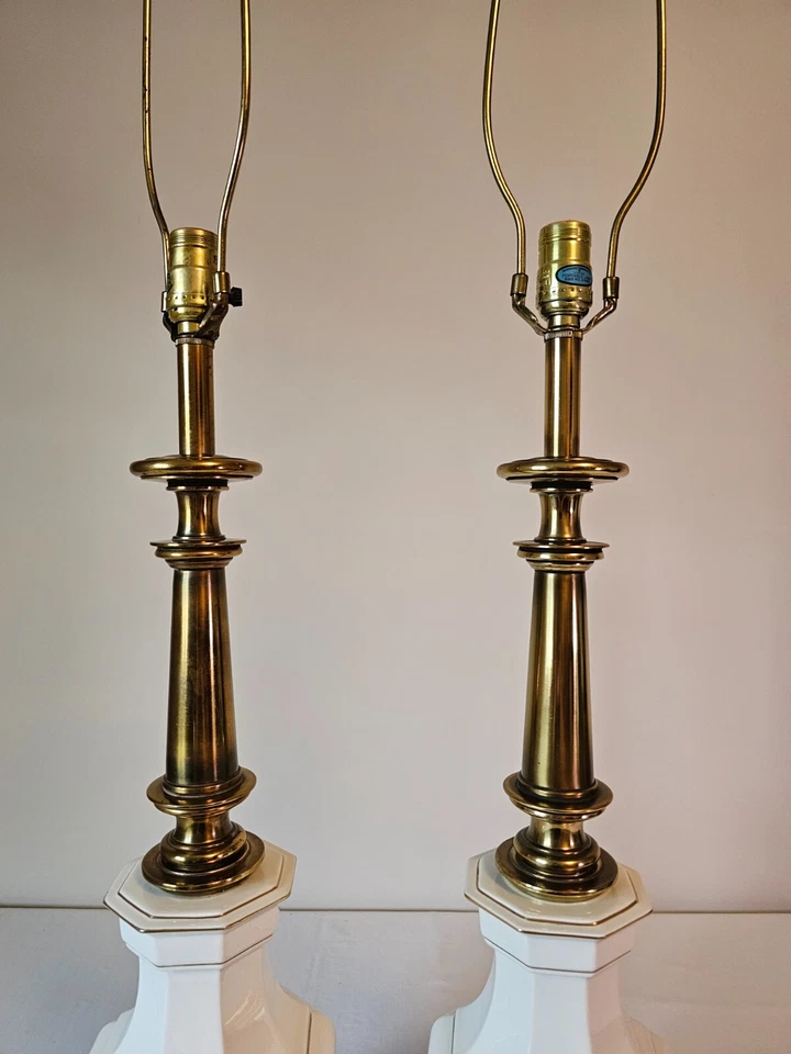 Juego de 2 lámparas blancas, latón, de alta resistencia. Foto 3 de 4