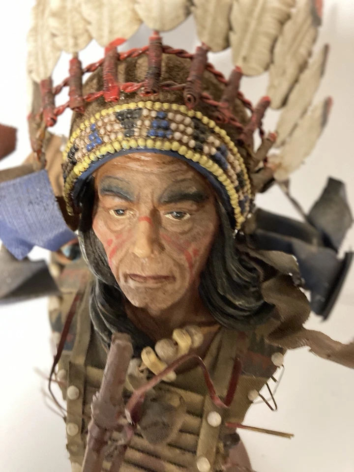 "Figura de jefe nativo americano vintage de 14"" con decoración de pipa de paz-metal/madera/resina" Foto 3 de 4