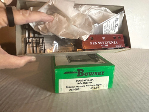 KIT 1:87 BOWSER #54009 Pennsylvania N-5c "Shadow Keystone" Caboose #477905 | Zustand: New