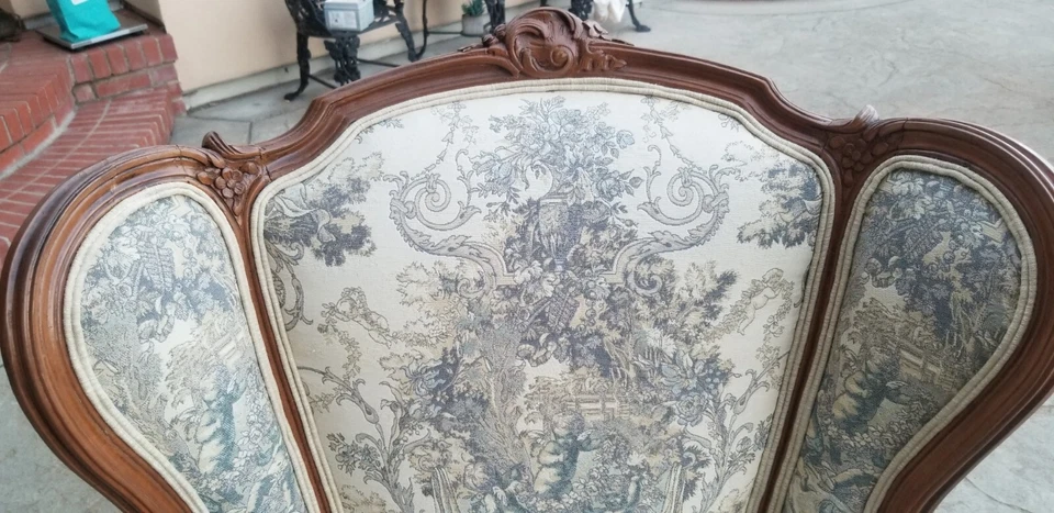 Silla Ala Francesa Estilo Luis XV Vintage Azul Claro y Beige con Detalle Tallado Foto 2 de 4