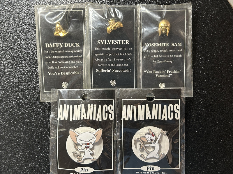 LOT OF 5 VINTAGE NEW OLD STOCK WARNER BROTHERS PINS ANIME DAFFY DUCK CAT MOUSE