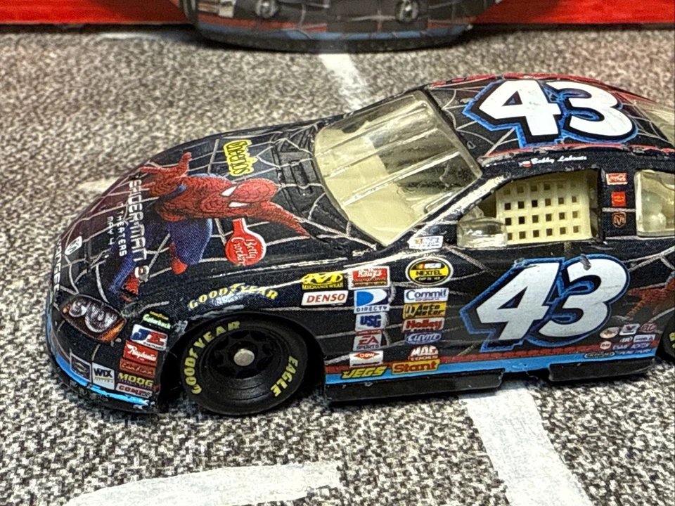 Bobby Labonte #43 Cheerios Spiderman 3 NASCAR 2007 1/64 diecast suelto con capucha Foto 4 de 4