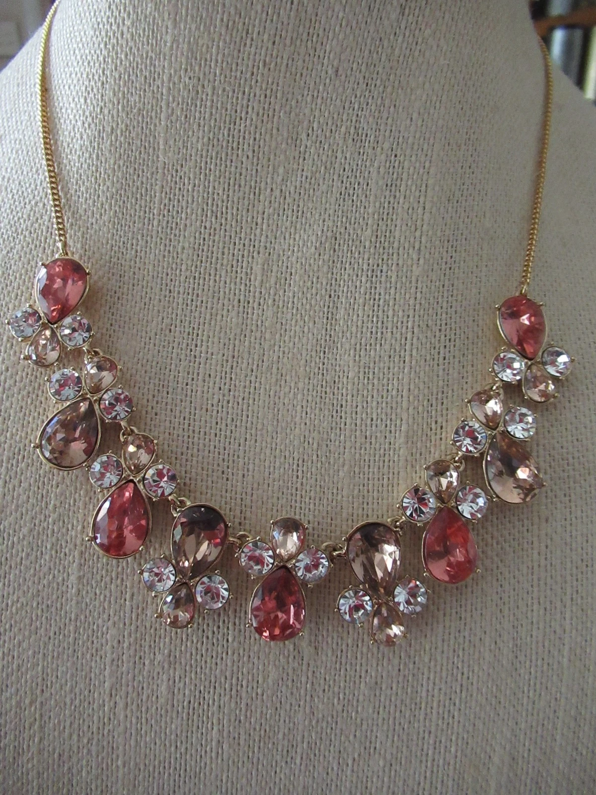 Collana Givenchy nuova con etichetta tono oro pesca pietre chiare $150