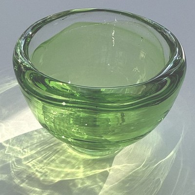 Michael Ruh London mundgeblasene kleine grüne Glasschale für Salz oder Kleinigkeiten