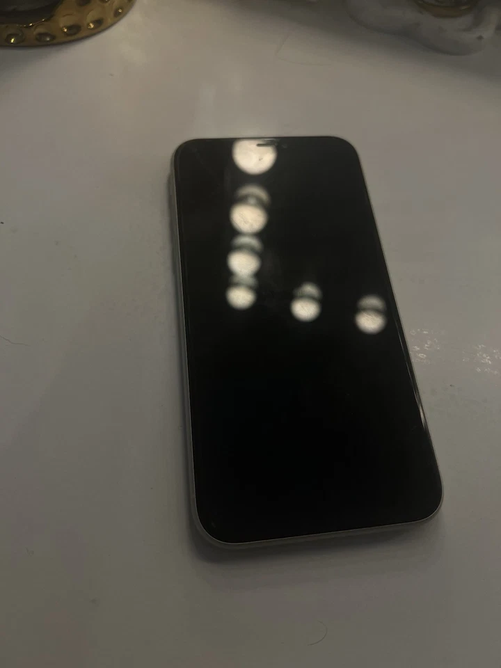 Apple iPhone 11 White - Unlocked Smartphone - Great Condition, photo 4 of 5