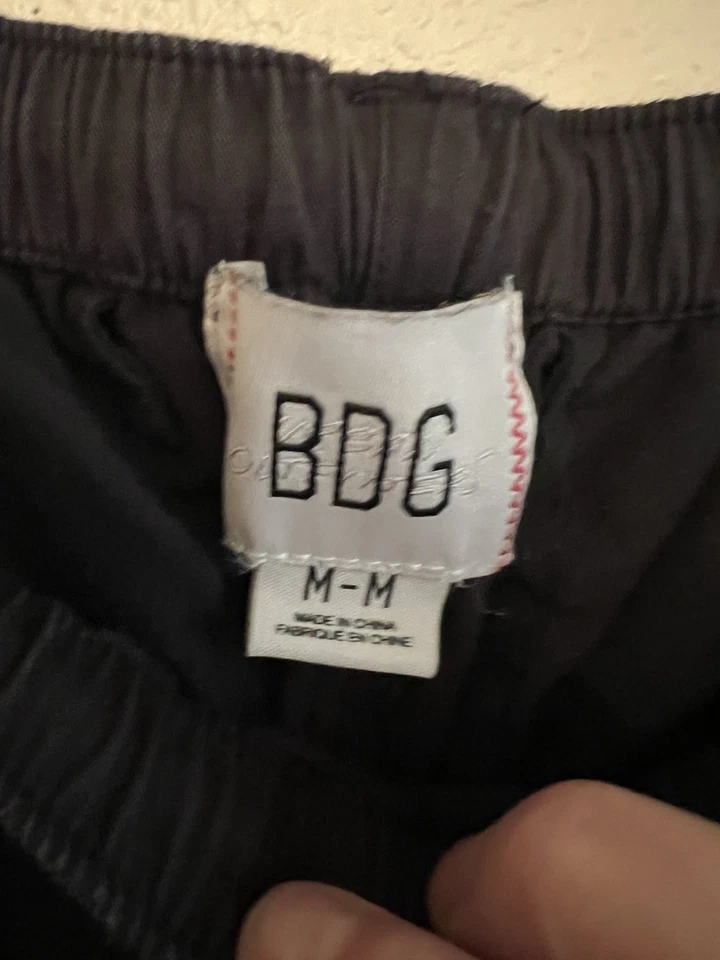 BDG Urban Outfitters 女式中号宽松降落伞慢跑裤女式黑色 — 第 2/4 张图片