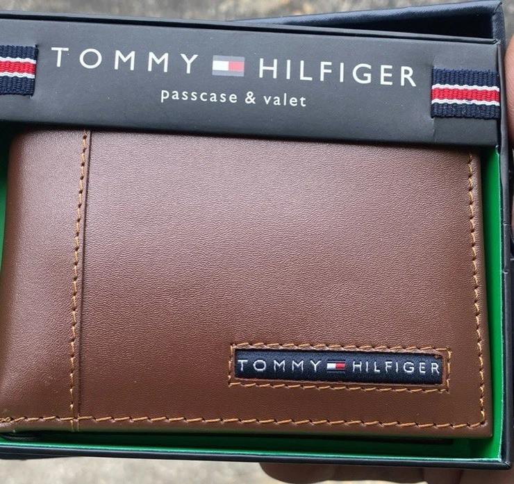 Tommy Hilfiger男式棕色钱包带标志口音通行证和代客风格 — 第 1/1 张图片