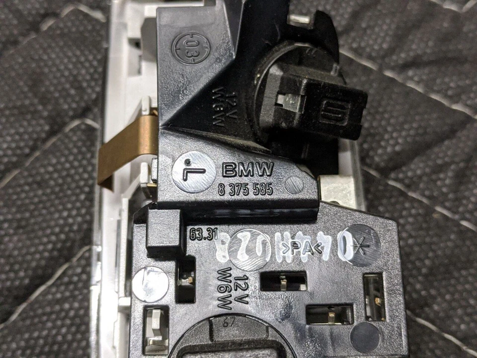 Luz de leitura interna traseira esquerda BMW E46 3-Series 63318375585 - Imagem 2 de 3