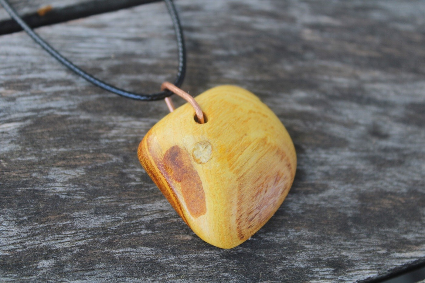 Pendentif LUCINA en bois massif : suspension artisanale au style épuré