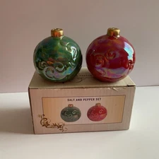 NIB Cracker Barrel Red Green Christmas Ornament Salt & Pepper Shaker Set