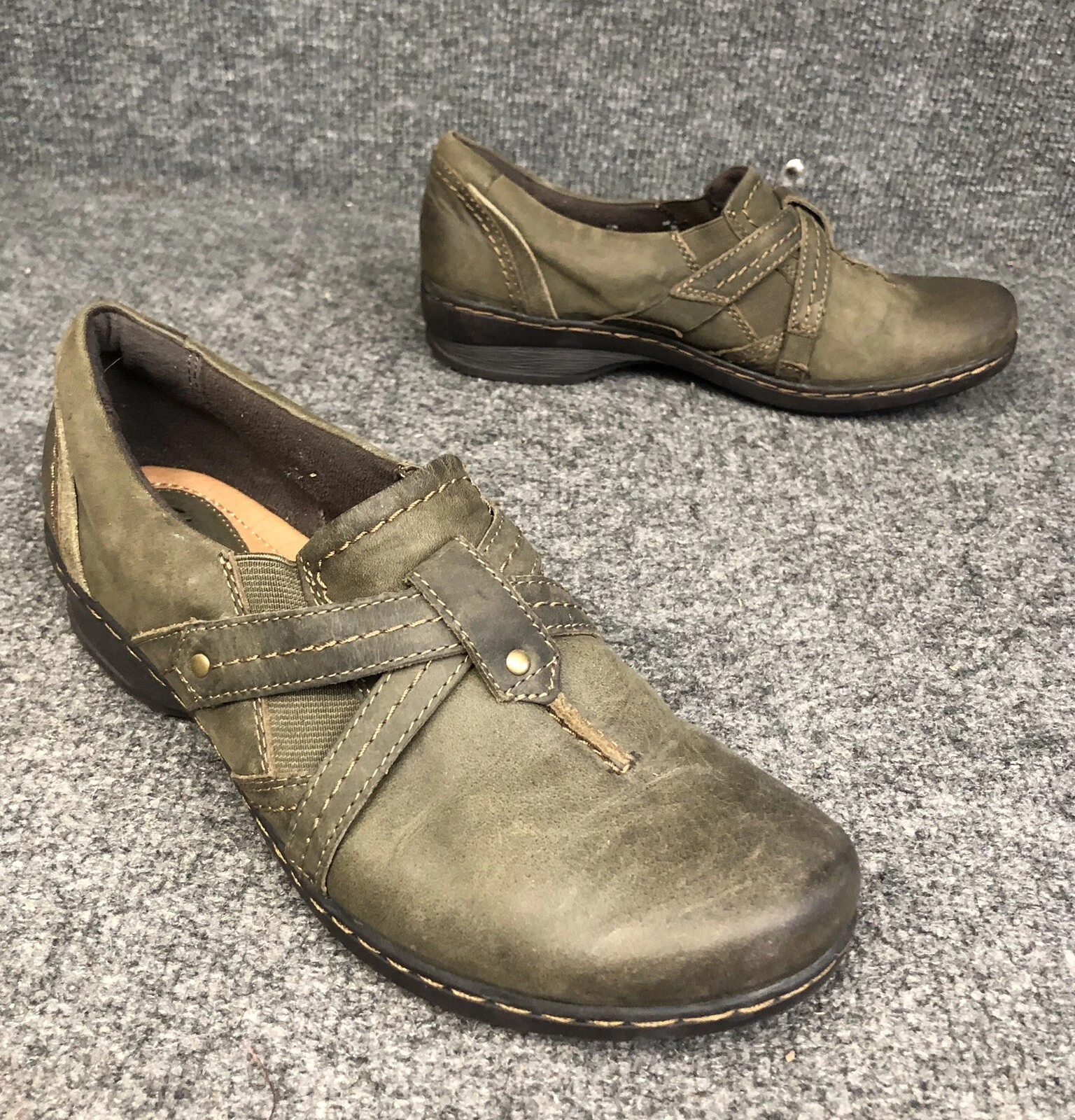 Mocassini bassi Clarks da donna taglia 7 5 M in pelle marrone verdastro 66546 in ottime condizioni