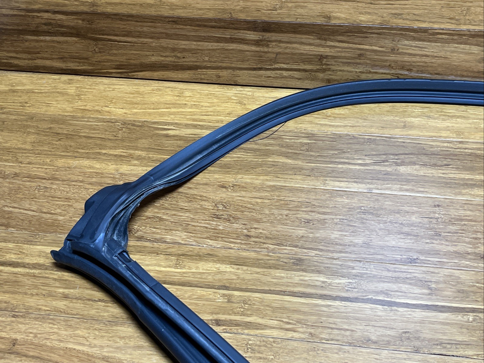 2017-2023 Rolls Royce Dawn Windshield Seal W/ Right Quarter Glass OEM NOTE