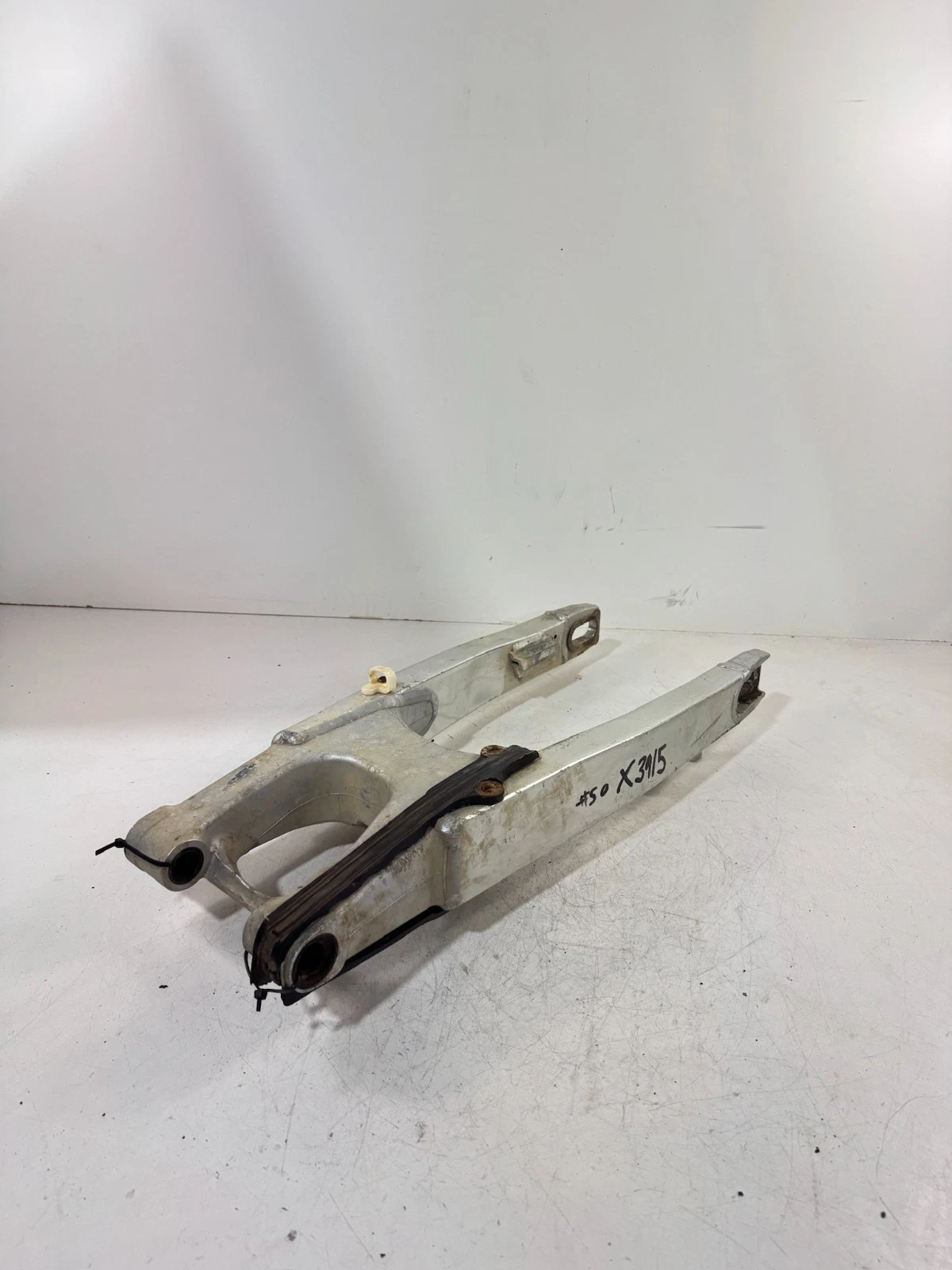 2006 SUZUKI RMZ450 OEM SWINGARM 61000-35G01 #50