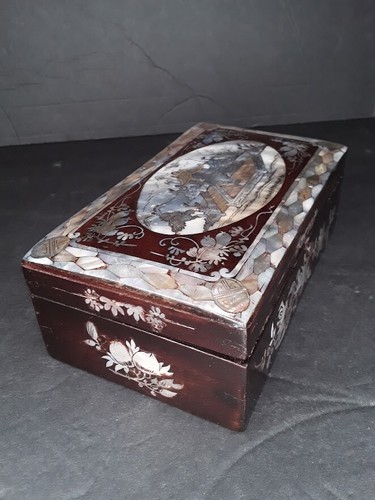Vintage Chinese Vietnamese Hardwood and Mother of Pearl box - Picture 17 of 24