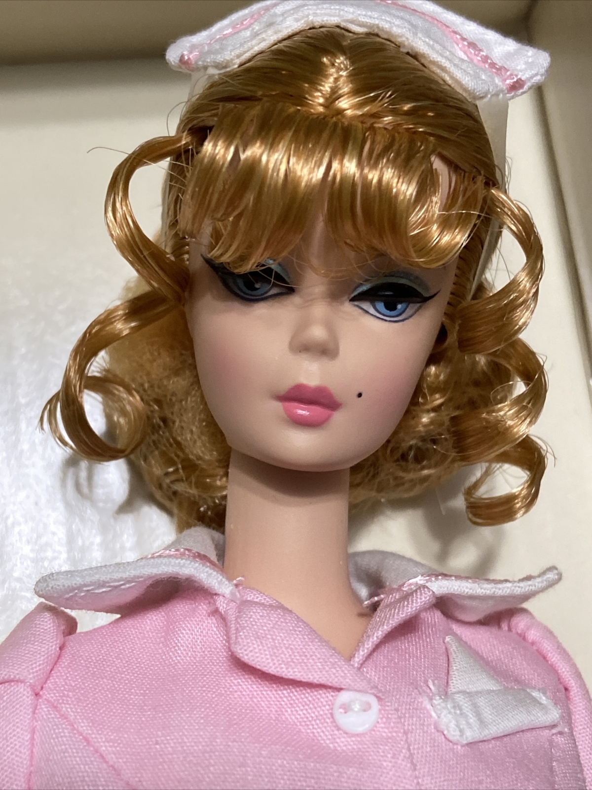 Кукла Barbie the Waitress 2006 Bfmc Silkstone Gold Label Doll Diner UNIFORM_J8763_NRFB — фото 3