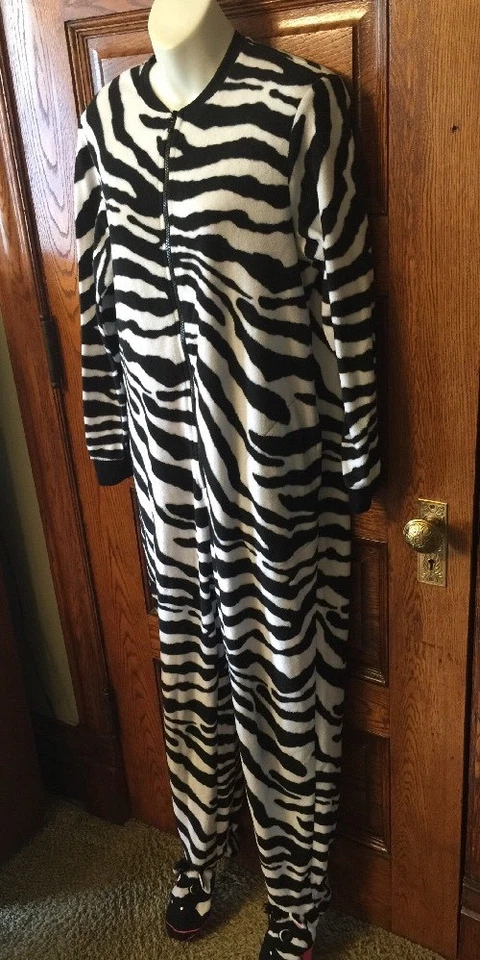 Милый!! Nick & Nora Zebra Stripe Print Footed 1 шт. Флисовая ПИЖАМА PJ, Размер S - Изображение 3 из 4