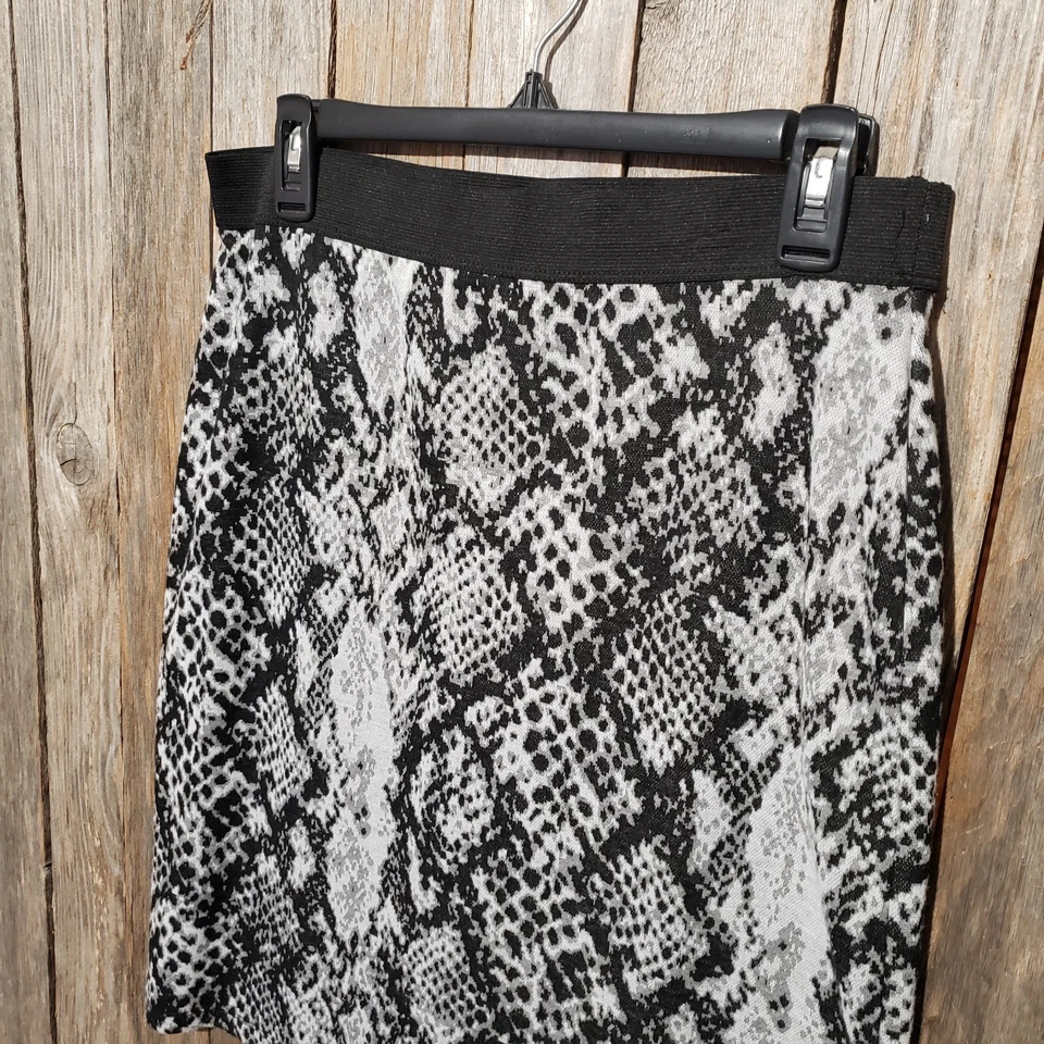 Falda lápiz Jaclyn Smith M negra gris con estampado de piel de serpiente tejida elástica para mujer Foto 2 de 4