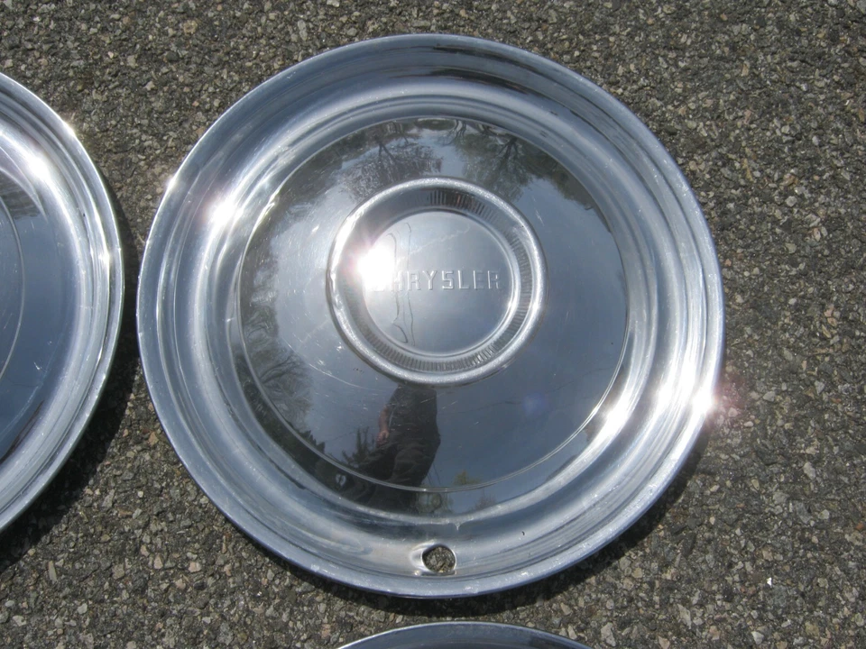 Tapacubos originales de fábrica 1950 Chrysler Saratoga Windsor cubiertas de rueda Foto 4 de 4