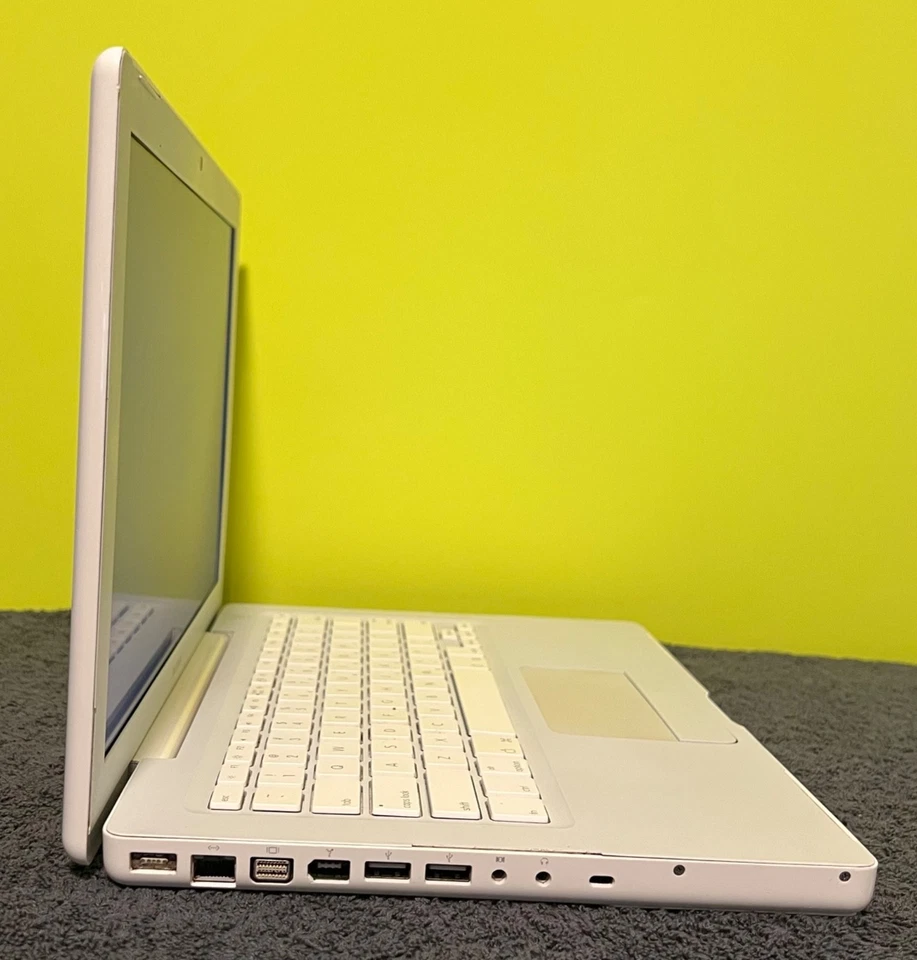 Vintage 2006 Apple MacBook 13.3" Laptop White Intel Core 2 Duo 1gb RAM No OS - Image 2 of 4