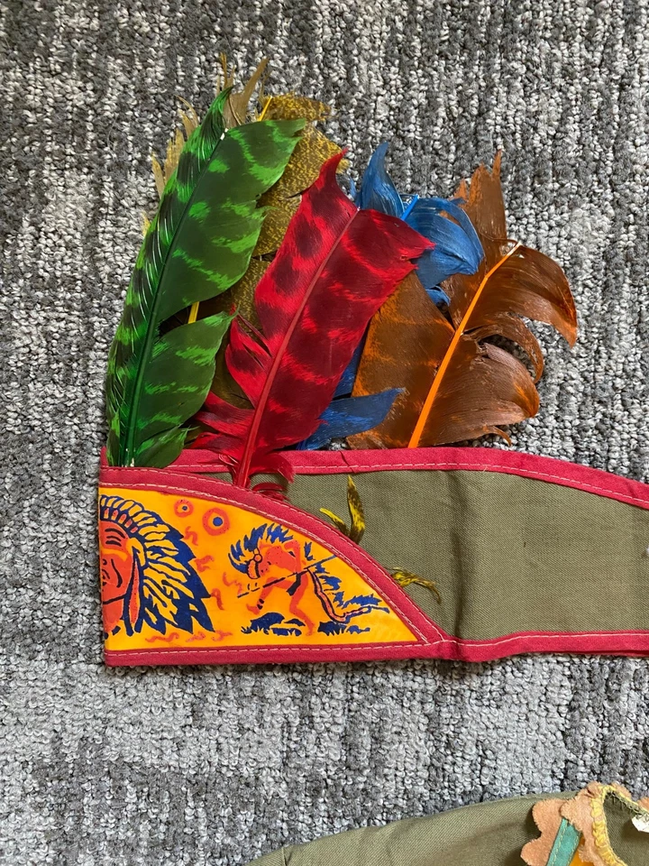 Disfraz de Halloween "indio" para niño de la década de 1940 con tocado de plumas y conjunto de pantalones chaqueta Foto 3 de 4