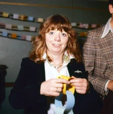 English actress Denise Coffey makes a paper chain an unspecified e- Old Photo