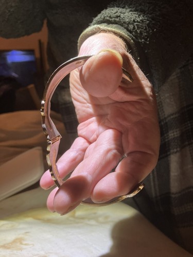 White Metal Wavy Bracelet - Picture 6 of 6