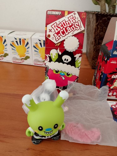 DUNNY 3" 2009 SERIES SET Of 8 BLIND BOX KIDROBOT COLLECTIBLE FIGURES Mix. - Picture 5 of 13