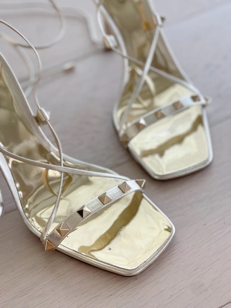 未使用　VALENTINO スパンコールジレ Valentino Silver Metallic Glitter Rockstud Ankle Strap