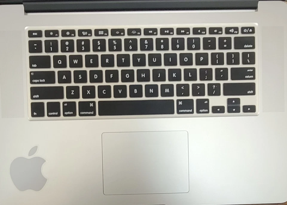 MacBook Pro 2012 i7 15 pulgadas 16 GB RAM; 750 SSD; ligeramente usado Foto 2 de 4