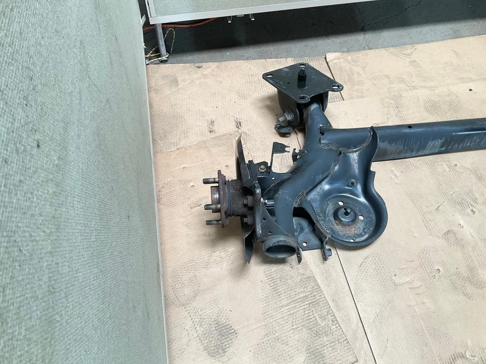 Eje de haz trasero cargado Ford Transit Connect LWB 14-18 con buje Foto 4 de 4