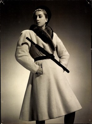 Foto Modehaus Pierre Balmain, Modell im Mantel, Pelzkragen,... - 11332923