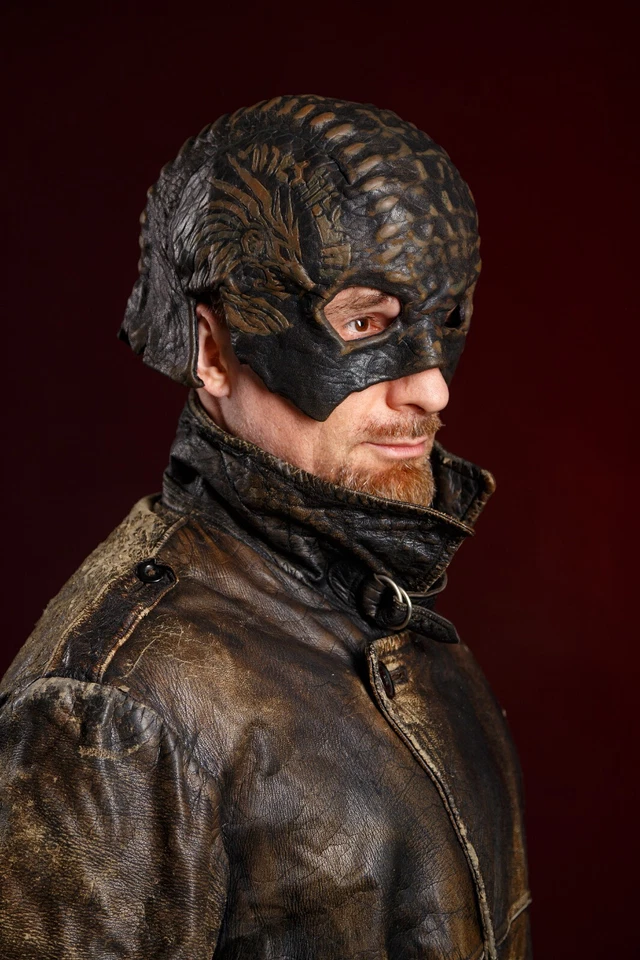 Casco de cuero marrón negro "Jormungandr", imágenes de dragones, runas vikingas estilizadas Foto 3 de 4