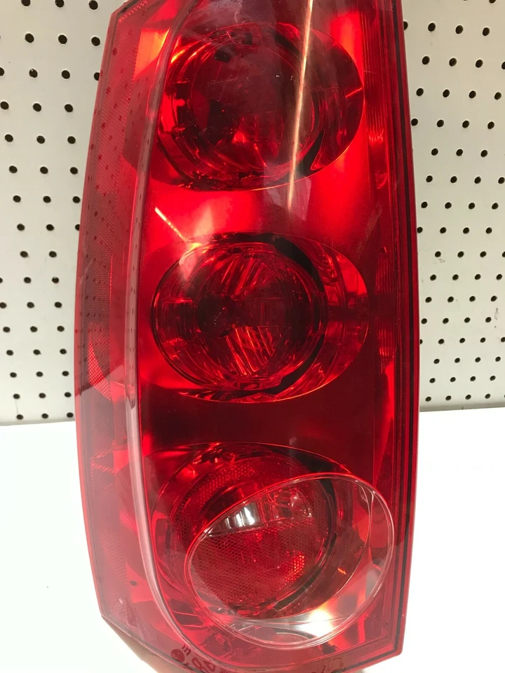 2007 2008 2009 2010 2011 2012 2013 GMC YUKON LEFT DRIVER SIDE TAIL LIGHT OEM - Image 4 of 4
